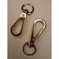 Карабин. Колір — золото. Довжина — 5 см. Ширина вушка — 1,8×1,7 см. Ціна вказана за 1 шт.