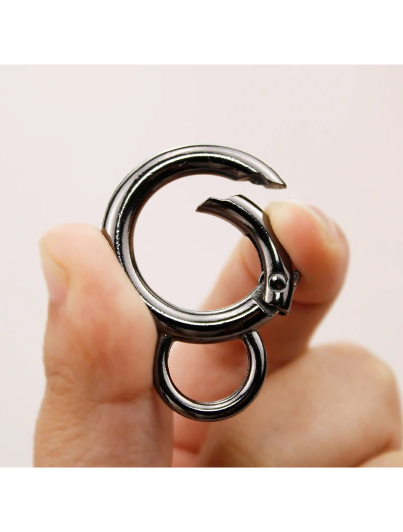 Карабін круглий із кільцем. Розмір 26.6мм. Колір темне срібло. Ціна вказана за 1 шт.