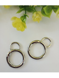 Карабін круглий із кільцем. Розмір 26.6мм. Колір темне срібло. Ціна вказана за 1 шт.