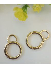 Карабін круглий із кільцем. Розмір 26.6мм. Колір золото. Ціна вказана за 1 шт.