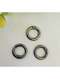 Карабін круглий. Розмір 17 мм. внутр10 мм. Колір чорний. Ціна вказана за 1 шт.