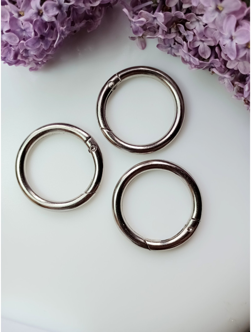 Кільце "карабін" Внутрішній діаметр — 3,2 см. Колір — срібло. Ціна вказана за 1 шт.