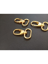 Карабин. Довжина — 4 см. Розмір кільця — 2 см. Колір — золото