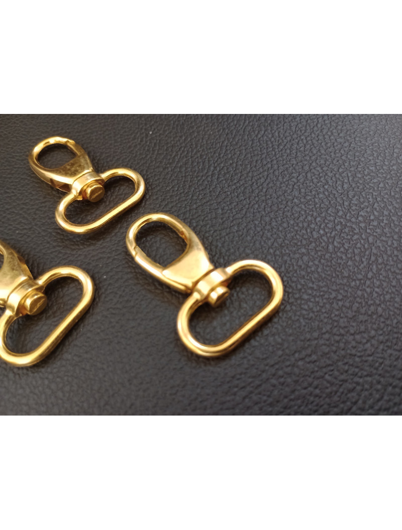 Карабин. Довжина — 4 см. Розмір кільця — 2 см. Колір — золото