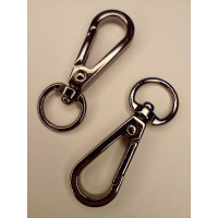 Карабин. Колір чорний. Довжина — 5 см. Ширина вушка — 1,8×1,7 см. Ціна вказана за 1 шт.