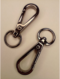 Карабин. Колір чорний. Довжина — 5 см. Ширина вушка — 1,8×1,7 см. Ціна вказана за 1 шт.