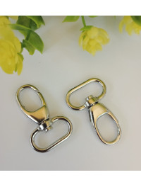 Карабин. Довжина — 4 см. Розмір кільця — 2 см. Колір срібло