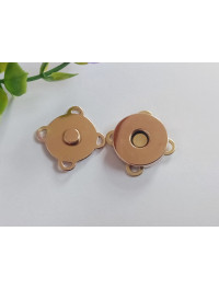 Кнопка магнітна, пришивна. Розмір — 18 мм. Колір — золото