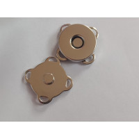 Кнопка магнітна, пришивна. Розмір — 18 мм. Колір — срібло.