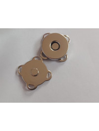 Кнопка магнітна, пришивна. Розмір — 18 мм. Колір — срібло.