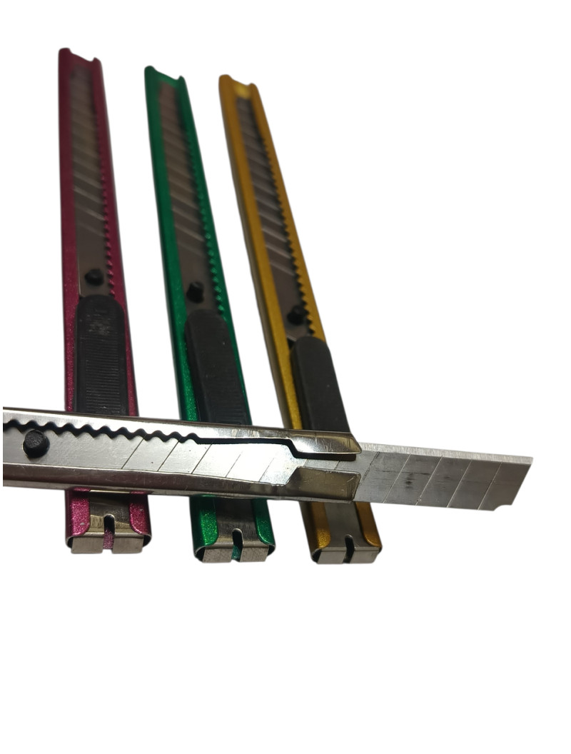 Ніж канцелярський/18 мм/без вибору кольору