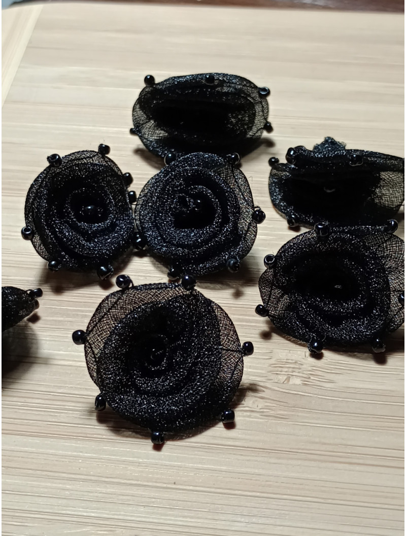 Фатинова квітка з бісером. Розмір — 2-2,5 см. Колір чорний