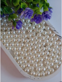 Намисто пластикові 8 мм. Колір — молочний. Паковання 20 шт.