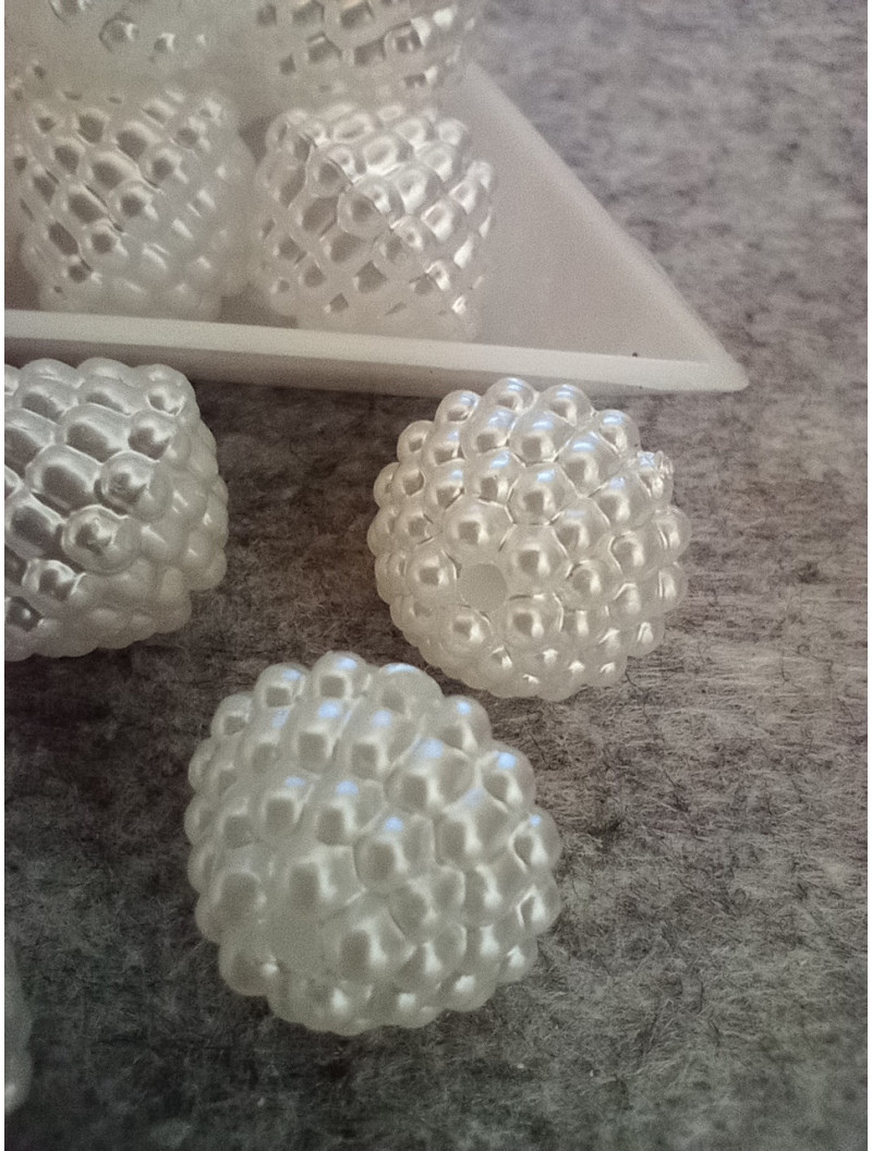 Пластикові намистини "режевіка" Розмір — 14 мм/20 грамів (приб.17 шт.). Колір білий.