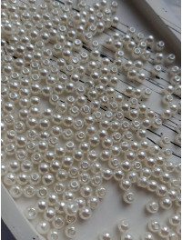 Пластикові намистини люкс. Розмір — 4 мм. Колір — молочний. Паковання — 5 грамів (приб.161 шт.)