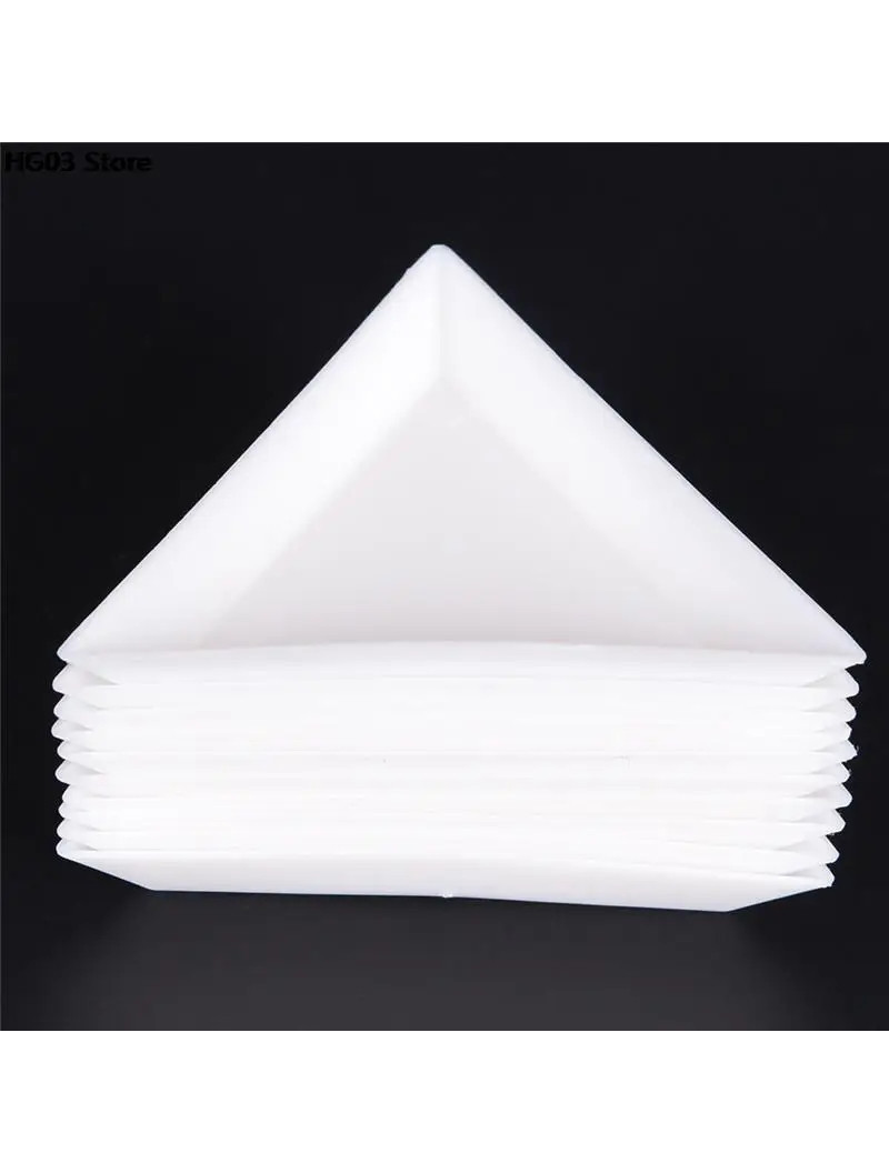 Трикутний органайзер для рукоділля. Розмір 7,2×6,3 см. Колір білий.