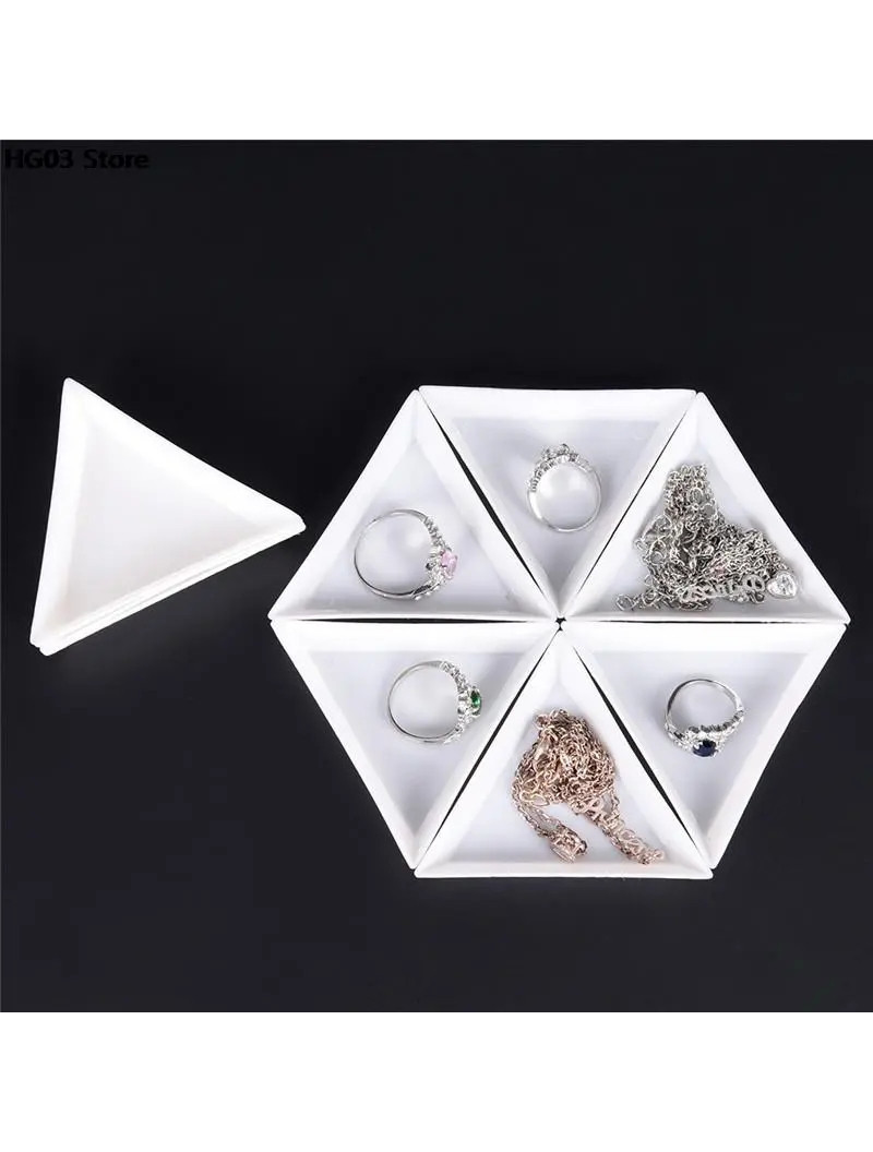 Трикутний органайзер для рукоділля. Розмір 7,2×6,3 см. Колір білий.