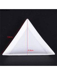 Трикутний органайзер для рукоділля. Розмір 7,2×6,3 см. Колір білий.