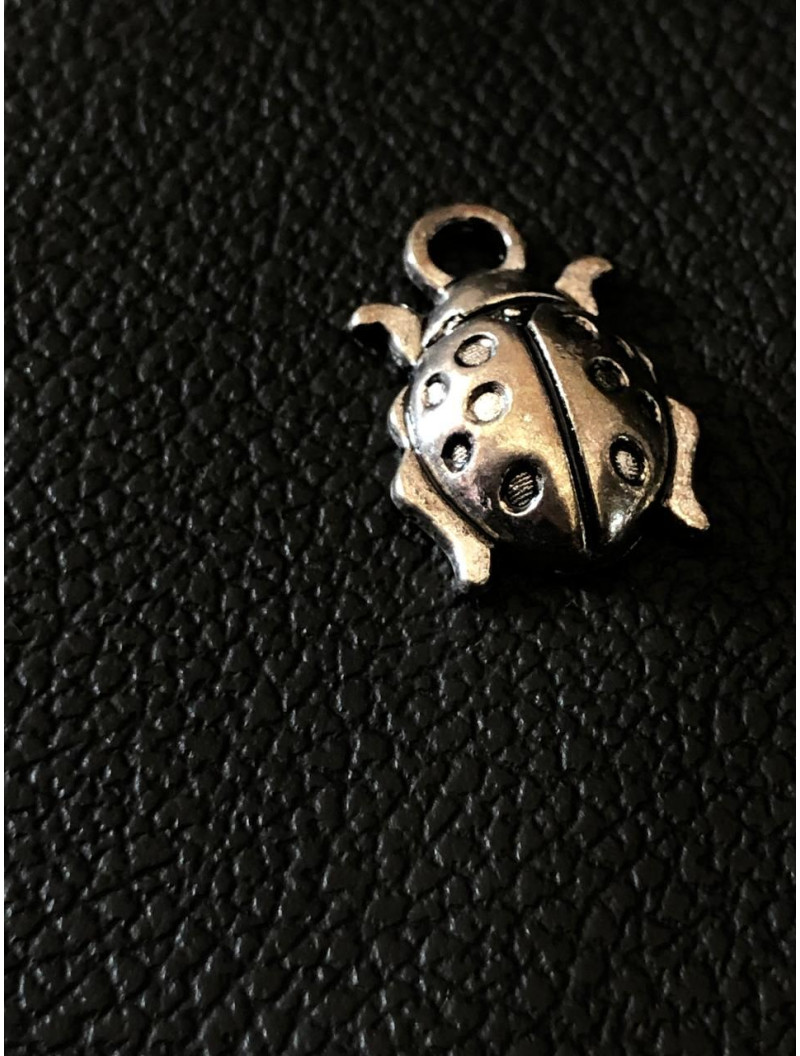 Металева підвіска. "божя корівка" Розмір — 20х15 мм. Колір — срібло. Ціна вказана за 1 шт.