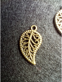 Металева підвіска.   Розмір — 20×11 мм. Колір — бронза.  Ціна вказана за 1 шт.