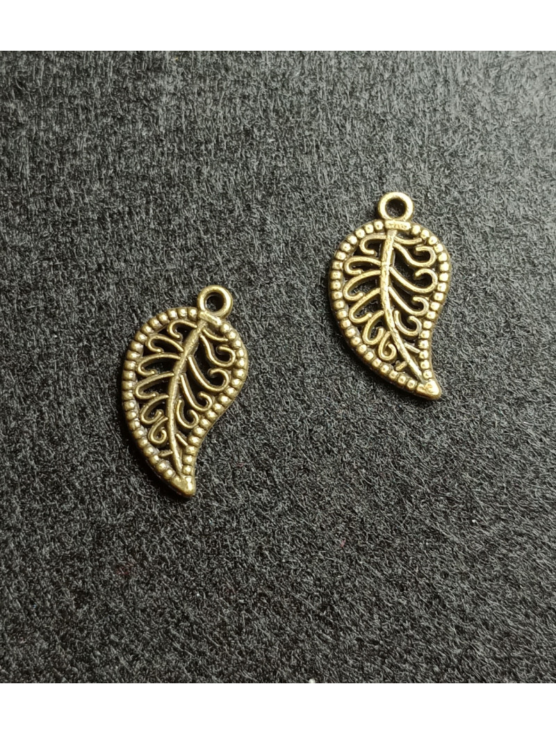 Металева підвіска.   Розмір — 20×11 мм. Колір — бронза.  Ціна вказана за 1 шт.