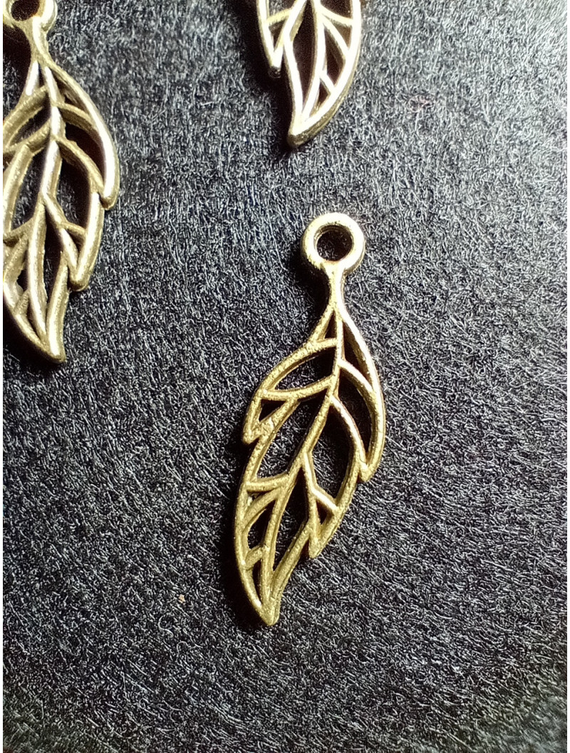 Металева підвіска.   Розмір — 30×11 мм. Колір — бронза.  Ціна вказана за 1 шт.