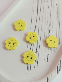 Дерев'яні ґудзики "ромашка". Розмір — 15 мм. Колір — жовтий. Ціна вказана за 1 шт.