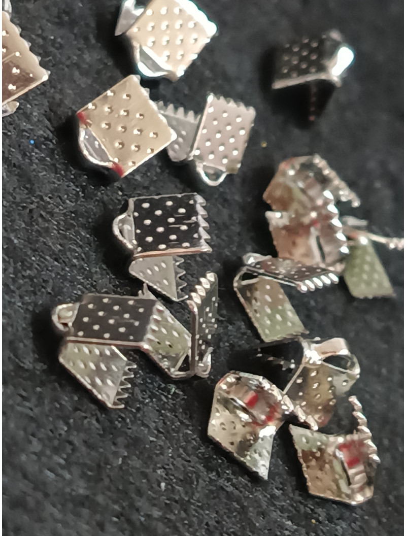 Затискач. Розмір — 0.6 см. Колір — сталь. Ціна вказана за 10 шт.