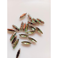 Страз (скло) в металевій оправі. Розмір — 4×15 мм. Колір салатовий 5 шт.