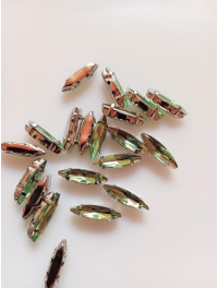 Страз (скло) в металевій оправі. Розмір — 4×15 мм. Колір салатовий 5 шт.