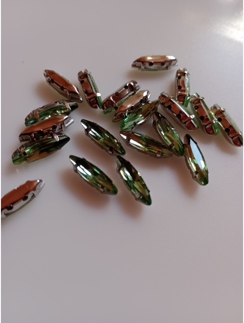 Страз (скло) в металевій оправі. Розмір — 4×15 мм. Колір салатовий 5 шт.