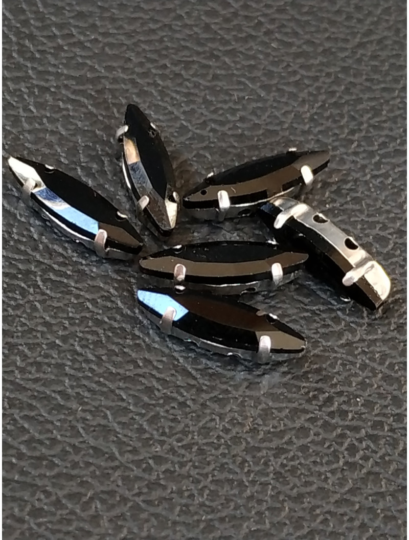 Страз (скло) в металевій оправі. Розмір — 4×15 мм. Колір чорний 5 шт.