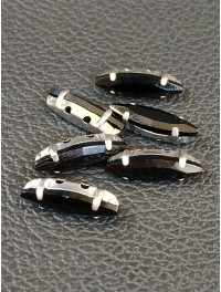 Страз (скло) в металевій оправі. Розмір — 4×15 мм. Колір чорний 5 шт.