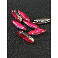 Страз (скло) у металевій оправі. Розмір — 4×15 мм. Колір — малиновий 5 шт.