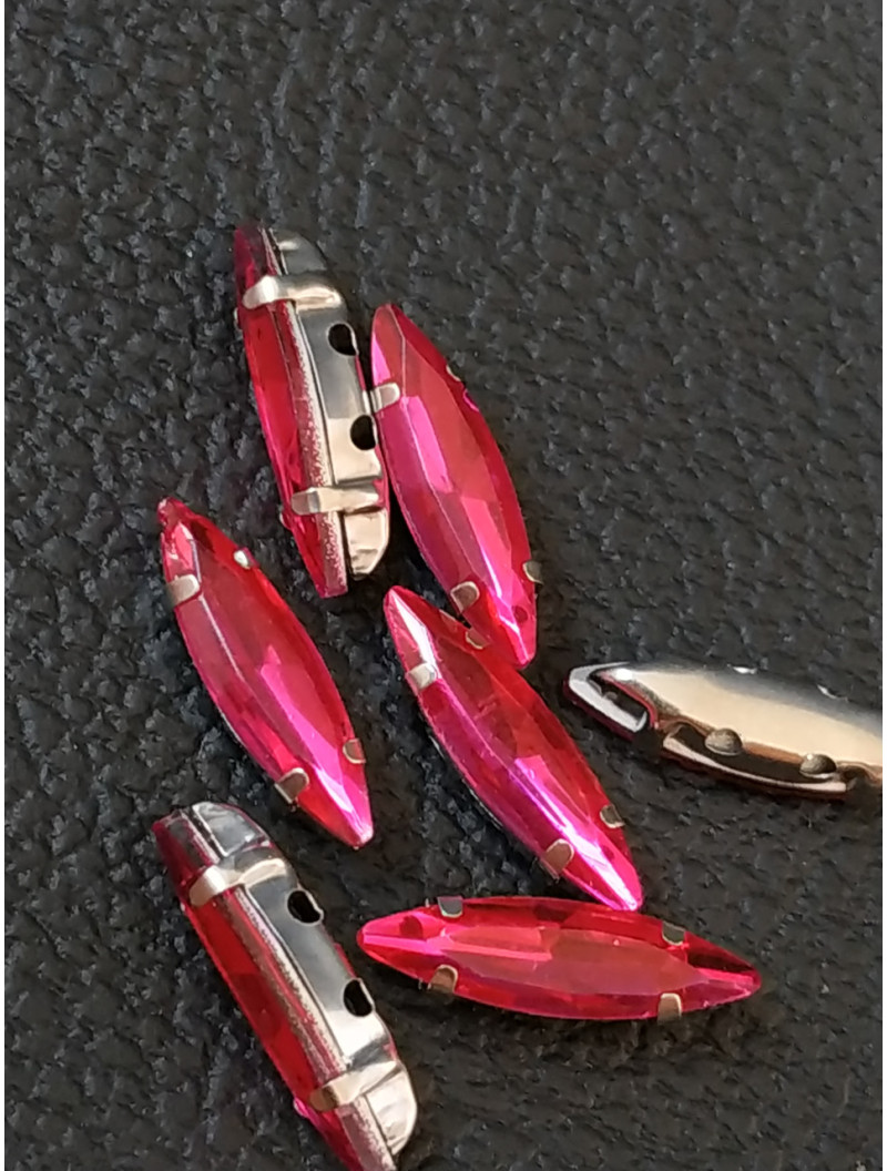 Страз (скло) у металевій оправі. Розмір — 4×15 мм. Колір — малиновий 5 шт.