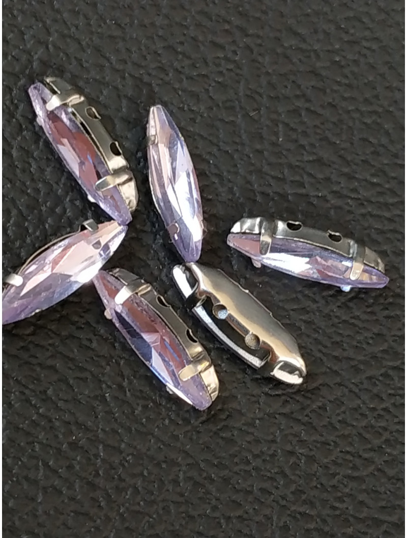 Страз (скло) в металевій оправі. Розмір — 4×15 мм. Колір світла бузок 5 шт.