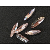 Страз (скло) в металевій оправі. Розмір — 4×15 мм. Колір рожевий 5 шт.