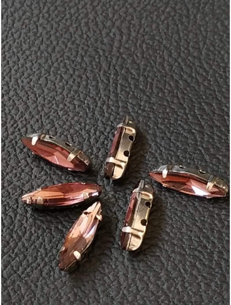 Страз (скло) в металевій оправі. Розмір — 4×15 мм. Колір баклажановий 5 шт.