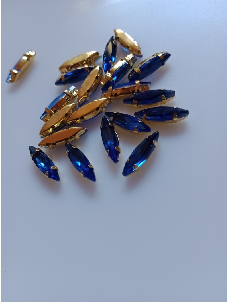 Страз (скло) у Золотій металевій оправі. Розмір — 4×15 мм. Колір синій 5 шт.