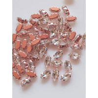 Страз (скло) у рожевій металевій оправі. Розмір — 5×10 мм. Колір прозорий